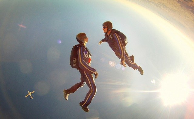 Now this is the ultimate couple fun sky diving !
